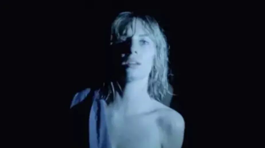 Maya Hawke, a Robyn de 'Stranger Things', lança clipe em que aparece nua em cenas de orgia Maya Hawke, a Robyn de 'Stranger Things', lança clipe em que aparece nua em cenas de orgia