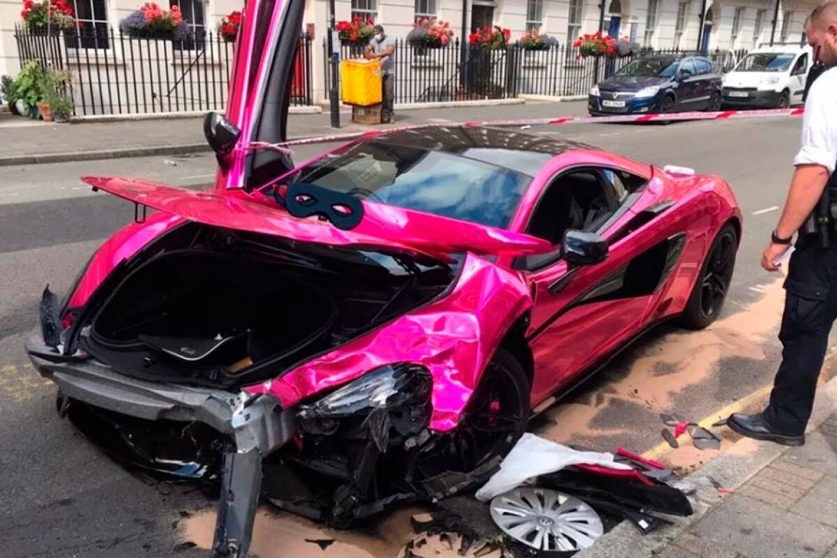 Esportivo raro de luxo de R$ 1 milhão é destruído em acidente Esportivo raro de luxo de R$ 1 milhão é destruído em acidente