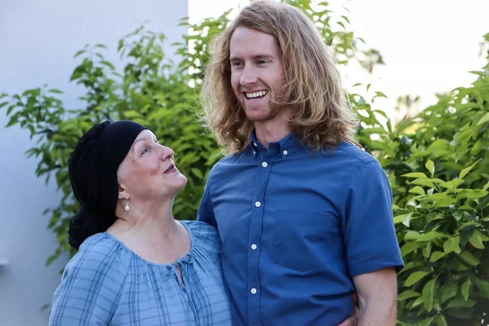 Homem deixa cabelo crescer por dois anos para fazer peruca para a mãe, que tratou tumor no cérebro Homem deixa cabelo crescer por dois anos para fazer peruca para a mãe, que tratou tumor no cérebro