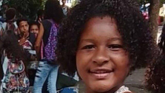 Menina de 14 anos morre após ganhar bala de mulher em trem Menina de 14 anos morre após ganhar bala de mulher em trem