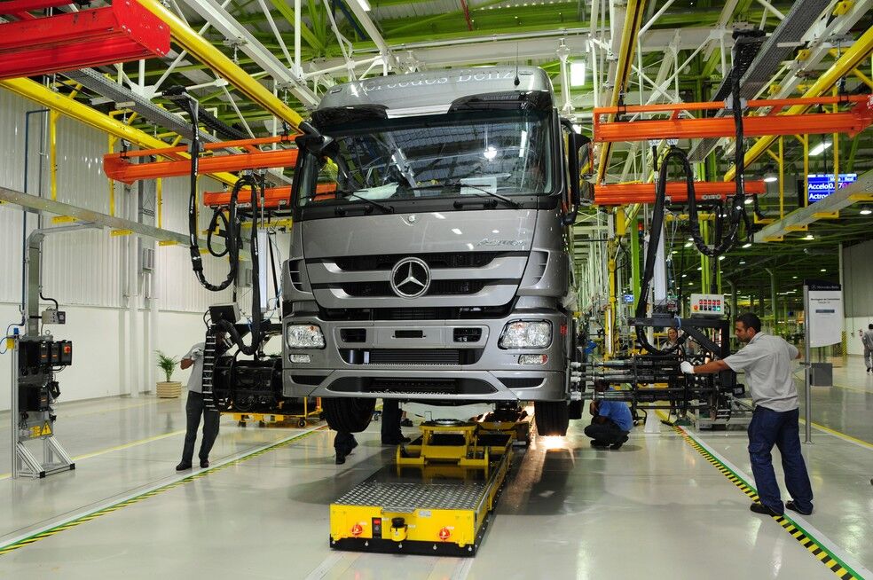 Mercedes-Benz suspende produção no Brasil por agravamento da pandemia Mercedes-Benz suspende produção no Brasil por agravamento da pandemia