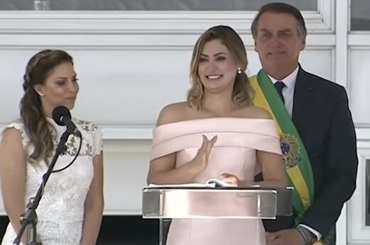 Michelle Bolsonaro quebra protocolo e discursa em libras no parlatório do Palácio do Planalto Michelle Bolsonaro quebra protocolo e discursa em libras no parlatório do Palácio do Planalto