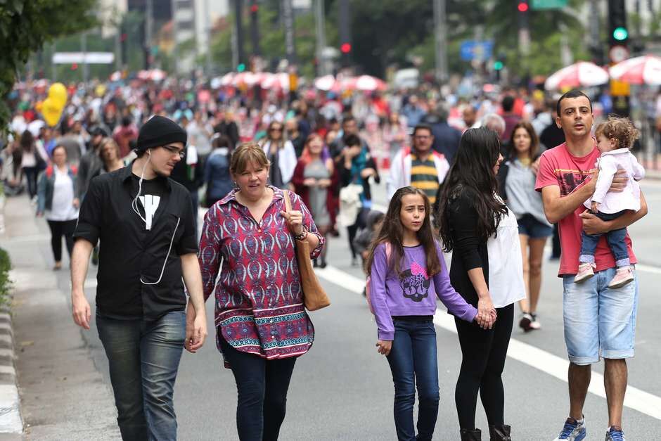 Milhares curtem o 1º dia oficial de Avenida Paulista fechada