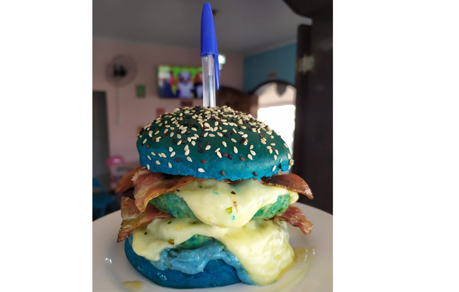 Dono de hamburgueria cria lanche inspirado no meme da 'caneta azul' Dono de hamburgueria cria lanche inspirado no meme da 'caneta azul'