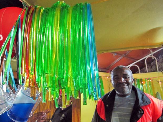 Mineiros levam sachês coloridos de cachaça e mel para Campina Grande