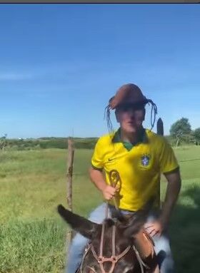 Em vídeo, Sérgio Queiroz faz graça e diz que vai de jegue até encontro de Bolsonaro: "com Deus no comando eu chego lá" Em vídeo, Sérgio Queiroz faz graça e diz que vai de jegue até encontro de Bolsonaro: "com Deus no comando eu chego lá"