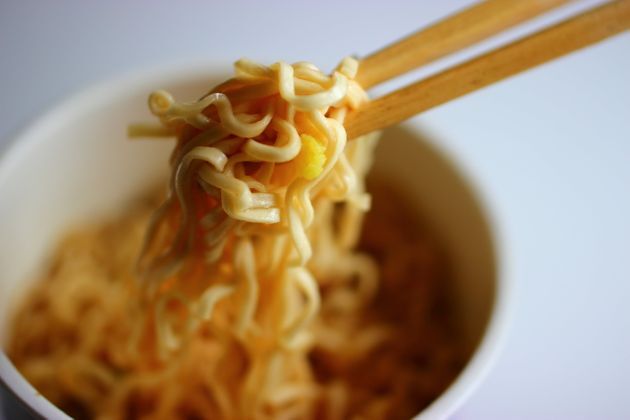 Confira 4 motivos para você desistir de comer macarrão instantâneo Confira 4 motivos para você desistir de comer macarrão instantâneo