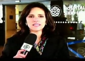 Monalisa Perrone é empurrada em entrada ao vivo Monalisa Perrone é empurrada em entrada ao vivo