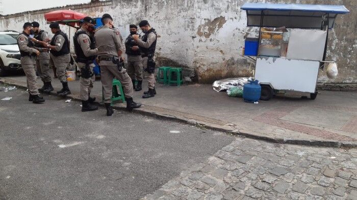 Homem é assassinado a tiros no Centro de João Pessoa e criança que passava pelo local é atingida Homem é assassinado a tiros no Centro de João Pessoa e criança que passava pelo local é atingida