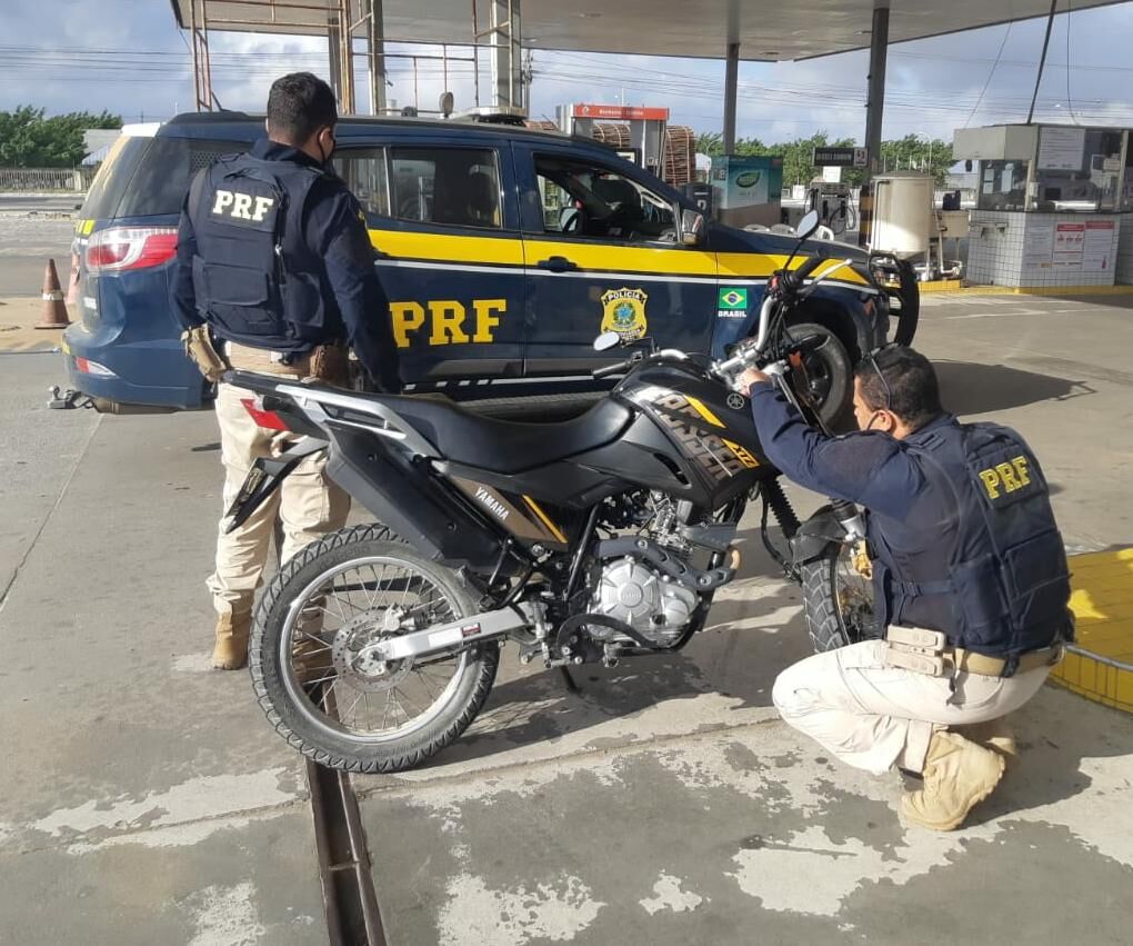 Motocicleta roubada em Pernambuco é recuperada por policiais rodoviários na Paraíba Motocicleta roubada em Pernambuco é recuperada por policiais rodoviários na Paraíba