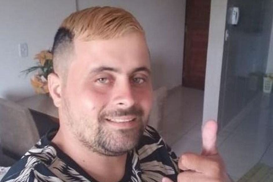 Sob forte comoção, corpo de motoboy é sepultado em cemitério de João Pessoa Sob forte comoção, corpo de motoboy é sepultado em cemitério de João Pessoa
