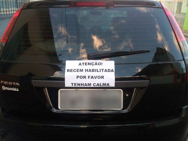 Motorista jovem pede 'calma' em placa no carro
