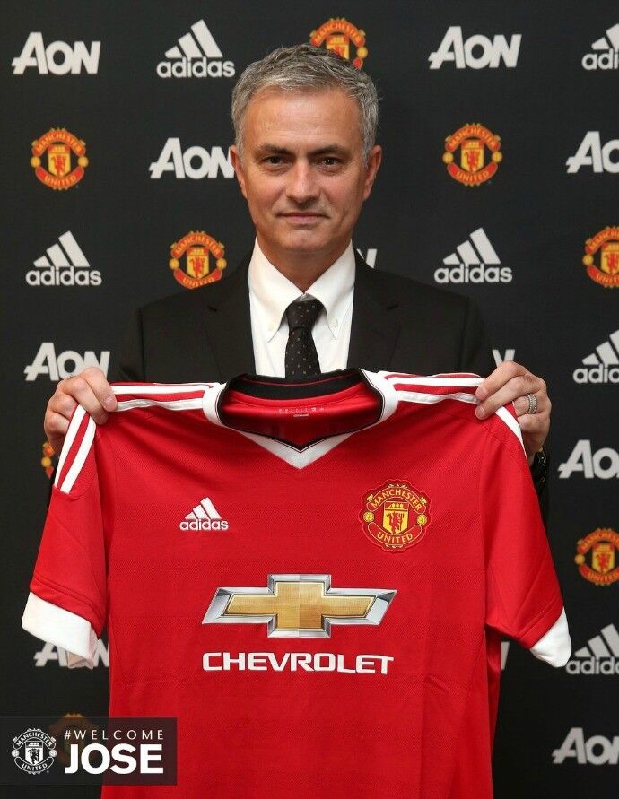 José Mourinho é confirmado como o novo treinador do Manchester United José Mourinho é confirmado como o novo treinador do Manchester United