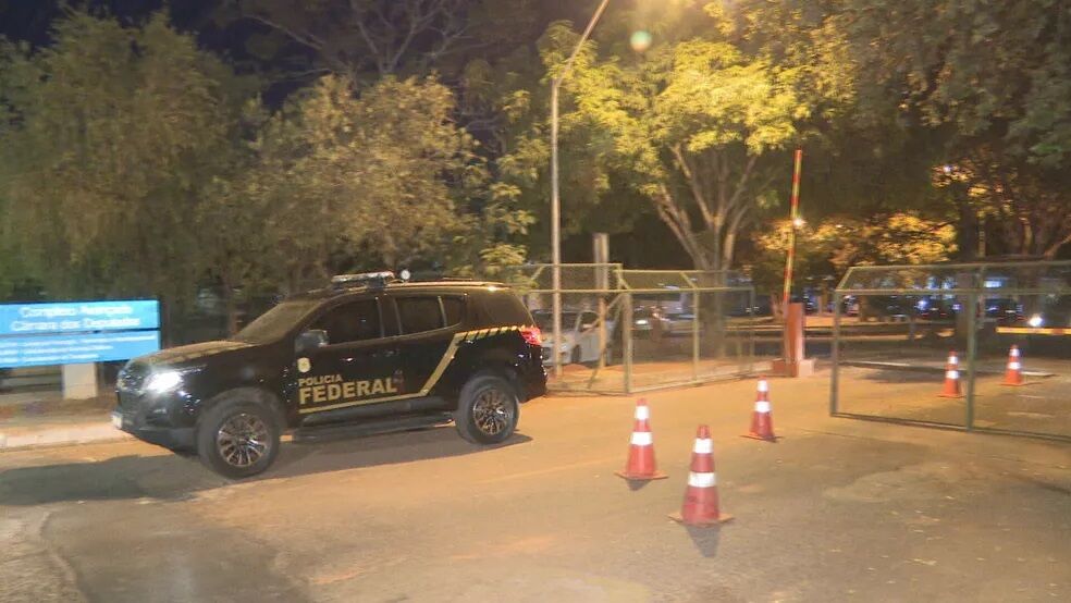 Polícia Federal investiga falha na internet durante votação da 'PEC Kamikaze' Polícia Federal investiga falha na internet durante votação da 'PEC Kamikaze'