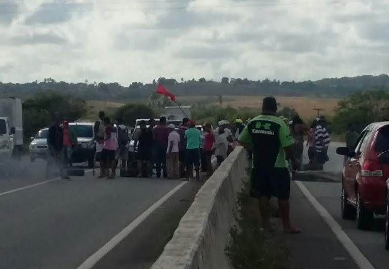 MST realiza manifestação e interdita quatro pontos em rodovias paraibanas MST realiza manifestação e interdita quatro pontos em rodovias paraibanas