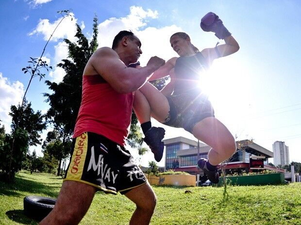 Mulheres aderem ao MMA e se sentem mais femininas