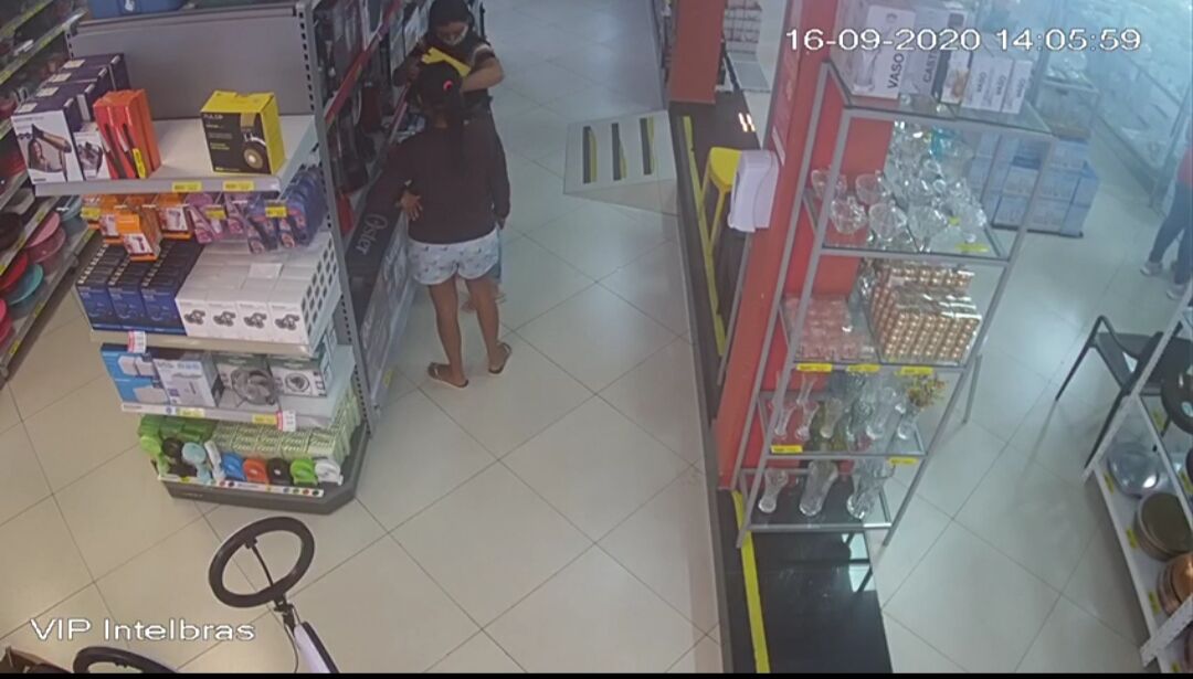 Mulheres são presas após câmeras flagrarem furto de aparelho eletrônico em loja de Campina Grande Mulheres são presas após câmeras flagrarem furto de aparelho eletrônico em loja de Campina Grande