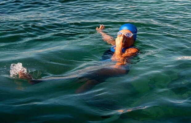 Nadadora de 64 anos completa travessia entre Cuba e a Flórida Nadadora de 64 anos completa travessia entre Cuba e a Flórida