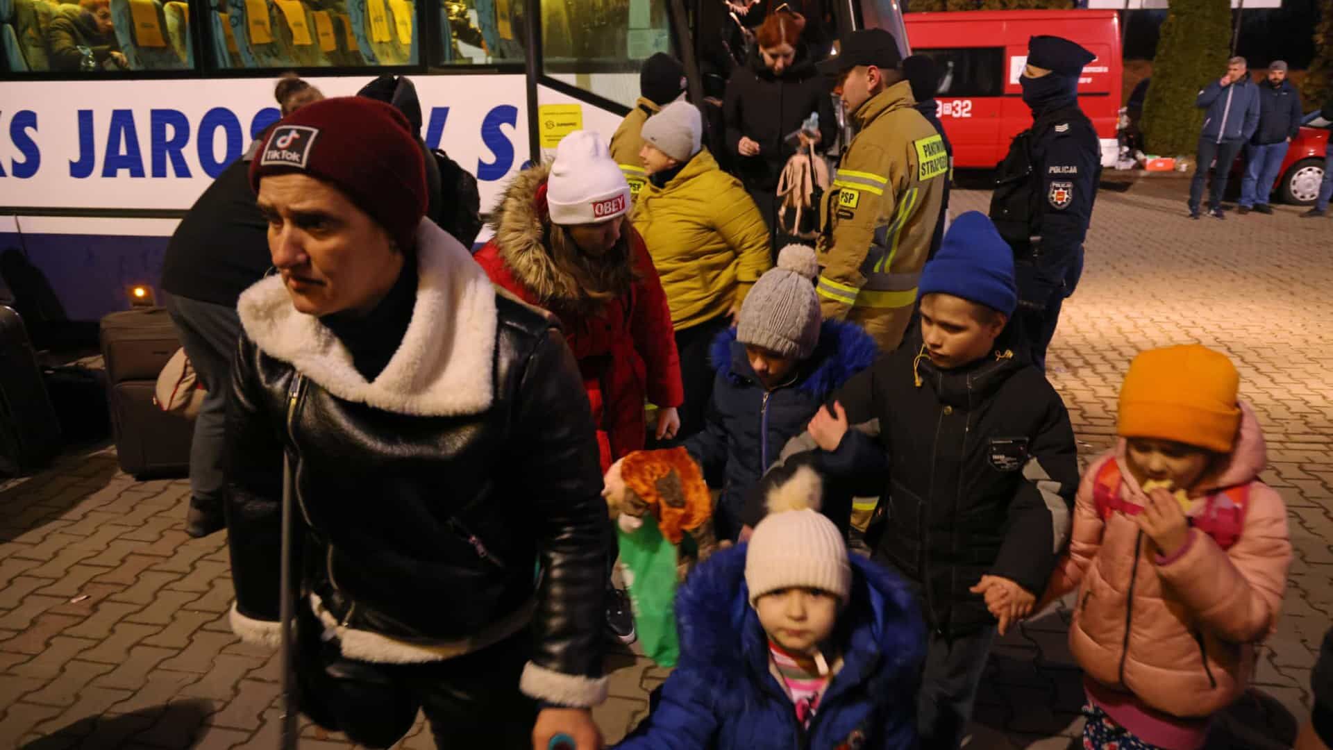 Com trégua da Rússia, Ucrânia retoma evacuação de civis