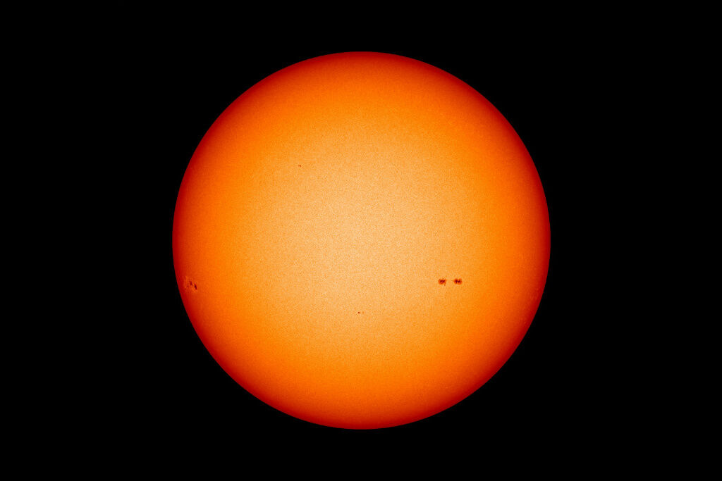 Superfície do Sol apresenta pontos escuros do tamanho da Terra Superfície do Sol apresenta pontos escuros do tamanho da Terra