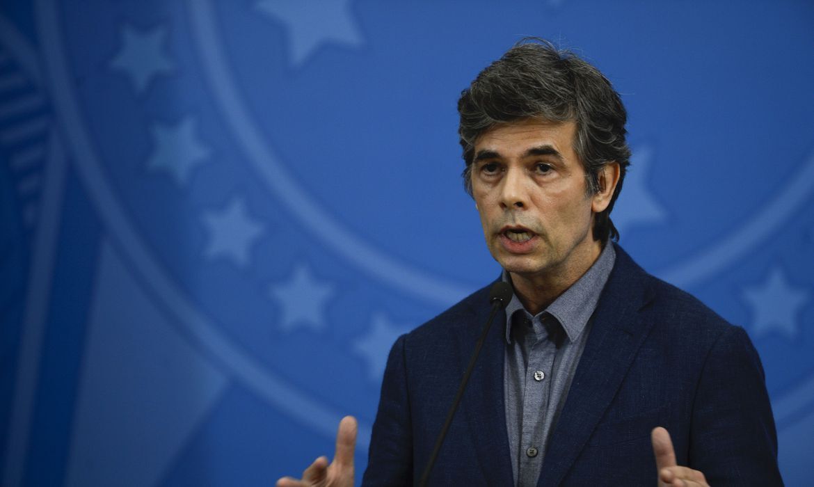 Nelson Teich pede demissão do Ministério da Saúde menos de um mês após assumir Nelson Teich pede demissão do Ministério da Saúde menos de um mês após assumir