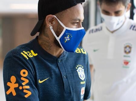 Neymar sente dores nas costas, deixa treino e vira dúvida na seleção Neymar sente dores nas costas, deixa treino e vira dúvida na seleção
