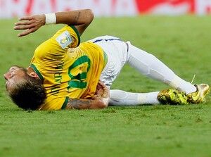 Neymar sofre pancada nas costase deixa campo chorando no Ceará Neymar sofre pancada nas costase deixa campo chorando no Ceará