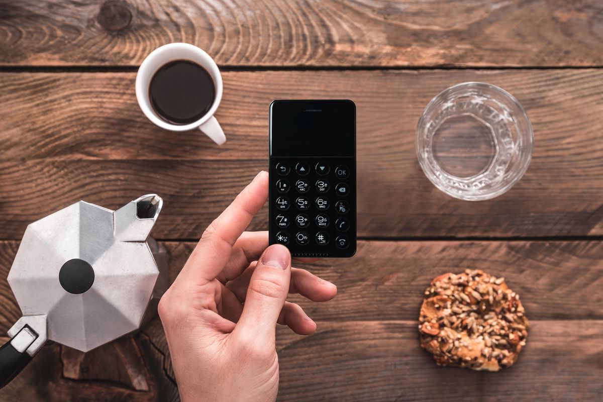 Empresa japonesa cria celular do tamanho de um cartão de crédito