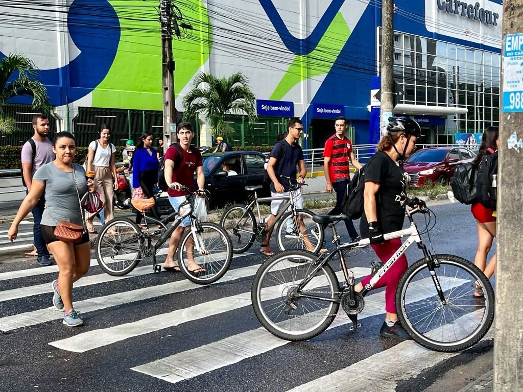 Novo semáforo passa a funcionar na avenida principal dos Bancários Novo semáforo passa a funcionar na avenida principal dos Bancários