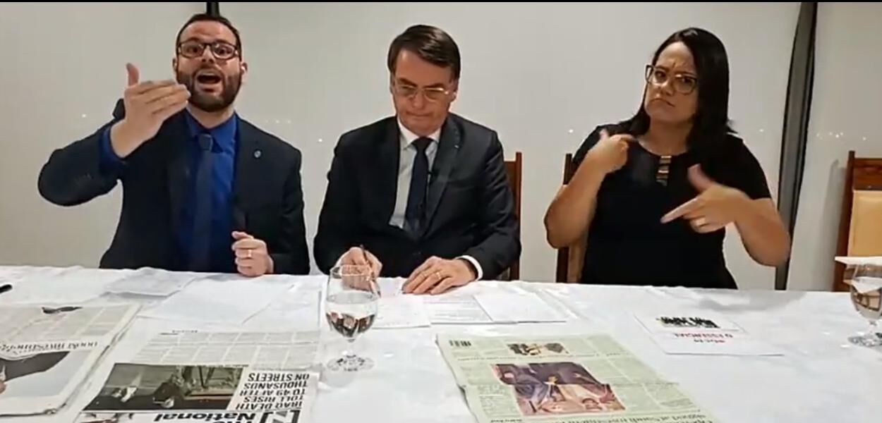 Ao lado de Bolsonaro, secretário da Pesca diz que “peixe é um bicho inteligente” e foge da contaminação por óleo Ao lado de Bolsonaro, secretário da Pesca diz que “peixe é um bicho inteligente” e foge da contaminação por óleo