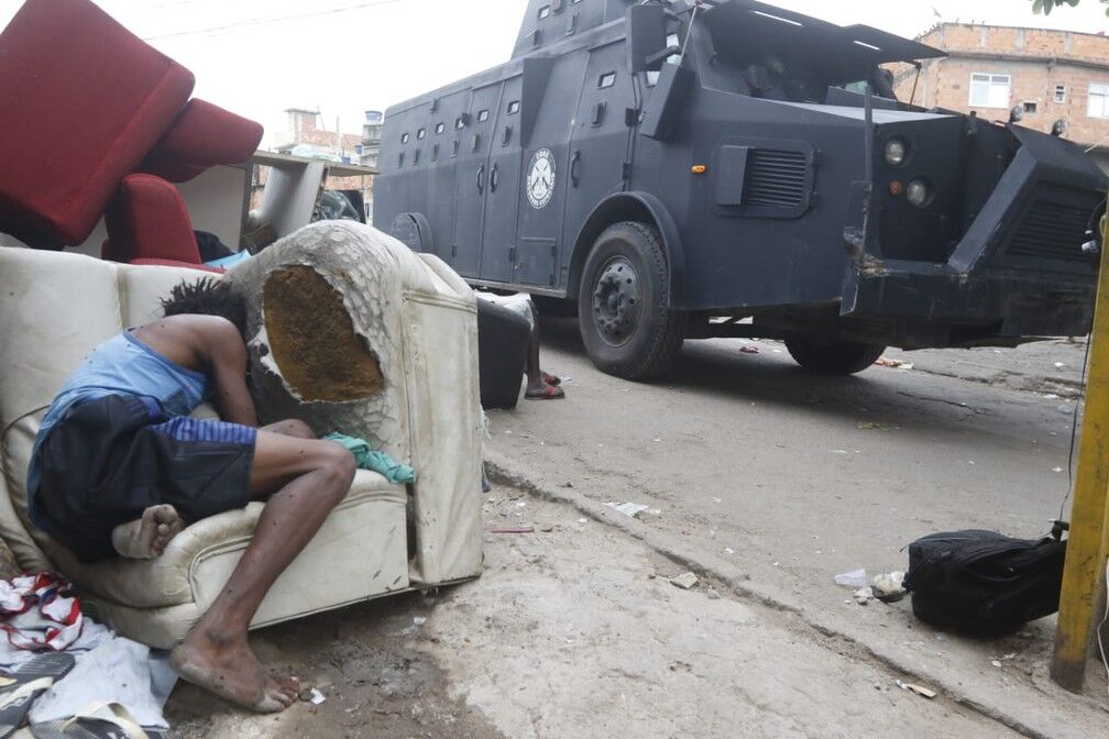 Operação no Rio de Janeiro deixa 25 mortos, provoca intenso tiroteio e tem fuga de bandidos Operação no Rio de Janeiro deixa 25 mortos, provoca intenso tiroteio e tem fuga de bandidos