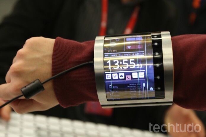 Celular 'que dobra' e tela de holograma; smartphones com displays diferentes