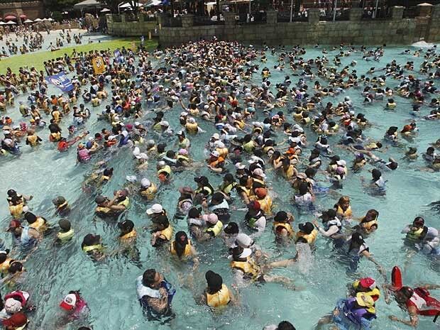 Onda de calor leva milhares aos parques aquáticos da Coreia do Sul Onda de calor leva milhares aos parques aquáticos da Coreia do Sul