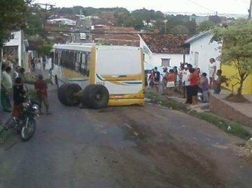 Ônibus de Santa Rita perde eixo traseiro em ladeira no Alto das Populares