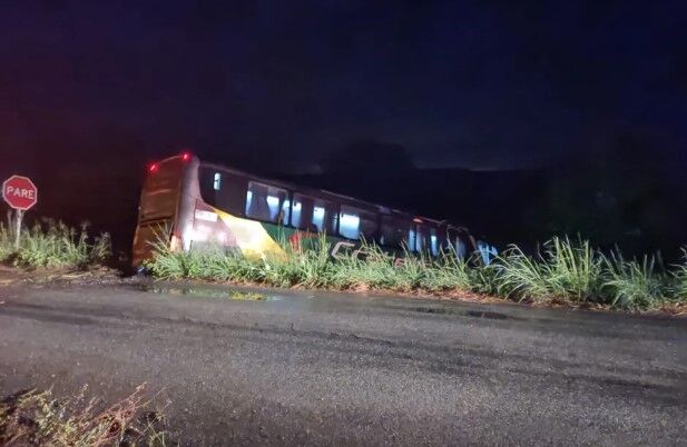 Ônibus de cantora Brisa Star e banda cai em ribanceira em rodovia no Ceará