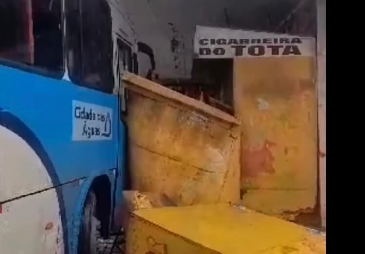 Ônibus perde freio e atinge comércio da rodoviária velha, em Campina Grande Ônibus perde freio e atinge comércio da rodoviária velha, em Campina Grande