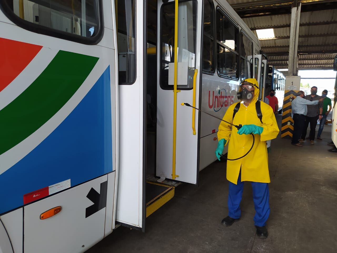Ônibus urbanos voltam a circular em João Pessoa das 6h às 19h e somente com até 12 pessoas em pé Ônibus urbanos voltam a circular em João Pessoa das 6h às 19h e somente com até 12 pessoas em pé