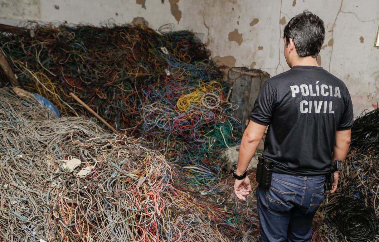 Operação da Polícia Civil apreende 15 toneladas de cobre que teria sido furtado e repassado para sucatas
