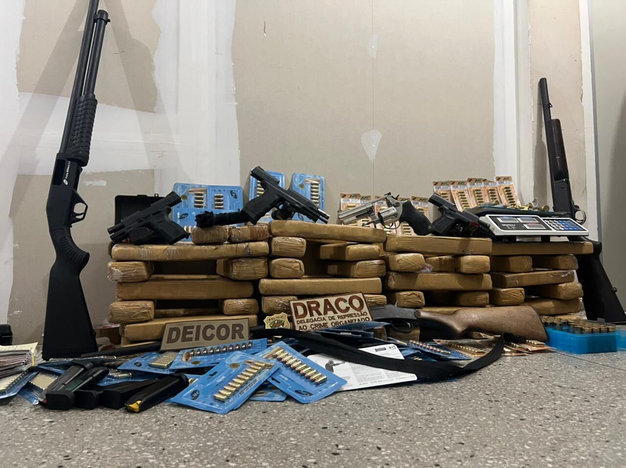 Operação da Polícia Civil da Paraíba, Rio Grande do Norte e PRF apreende munições, drogas e prende cinco pessoas, entre eles policial militar Operação da Polícia Civil da Paraíba, Rio Grande do Norte e PRF apreende munições, drogas e prende cinco pessoas, entre eles policial militar