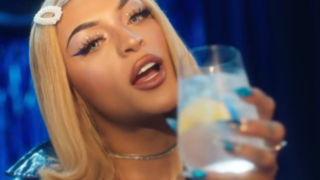 Pabllo Vittar não quis se defender sobre restrição de idade em vídeo, diz Conar