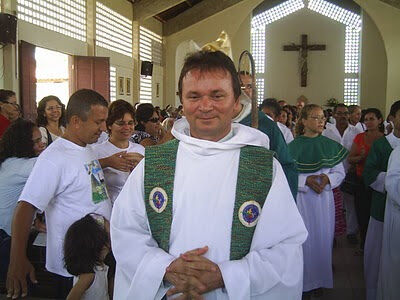 Após repercussão de matéria do Fantástico, padre entrega cargo na prefeitura de Conde Após repercussão de matéria do Fantástico, padre entrega cargo na prefeitura de Conde