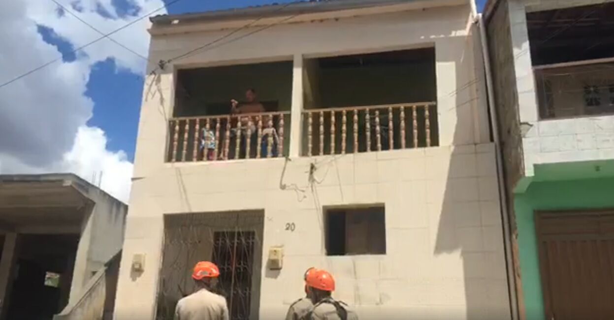 Pai mantém filhos reféns por mais de cinco horas, na Paraíba Pai mantém filhos reféns por mais de cinco horas, na Paraíba