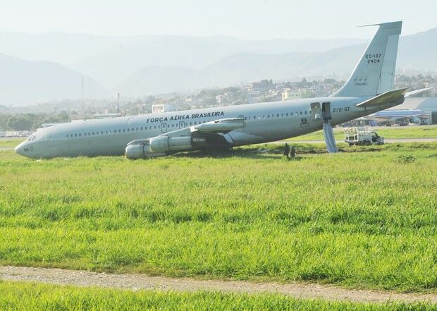 Pane em turbina de avião da FAB impede retorno de militares do Haiti Pane em turbina de avião da FAB impede retorno de militares do Haiti