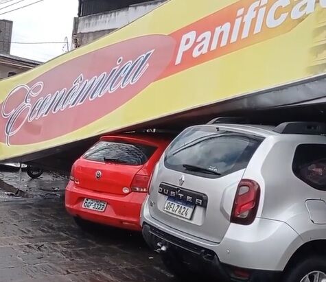 Fachada de padaria desaba, deixa uma pessoa ferida e atinge carros e motos estacionados em Mangabeira Fachada de padaria desaba, deixa uma pessoa ferida e atinge carros e motos estacionados em Mangabeira