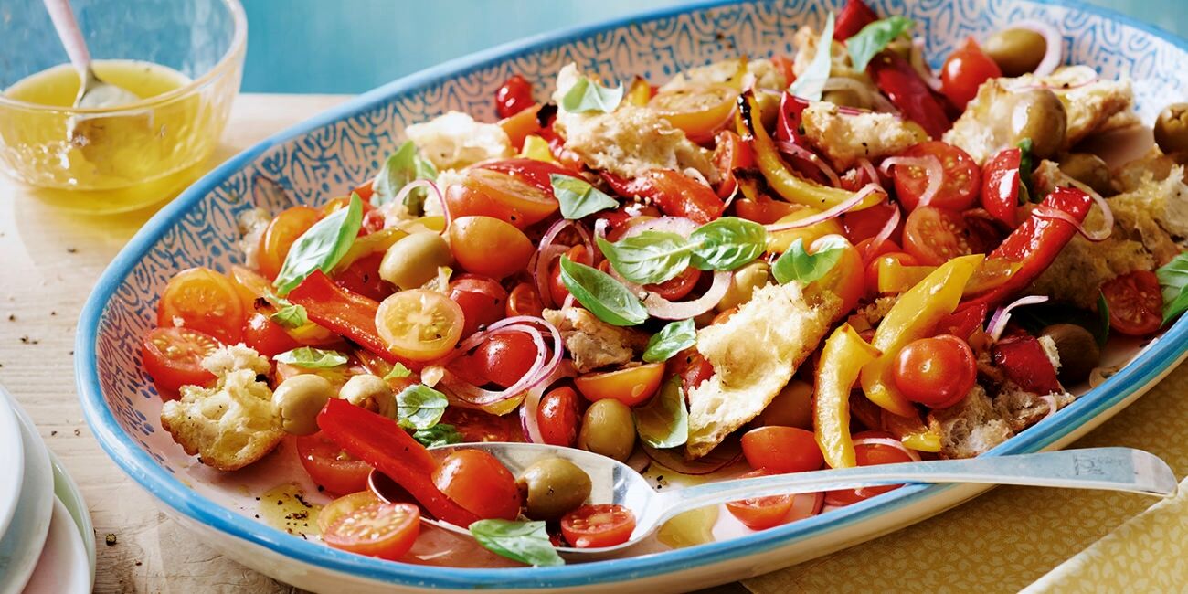 Panzanella: uma deliciosa salada de pão italiana para todos os gostos Panzanella: uma deliciosa salada de pão italiana para todos os gostos