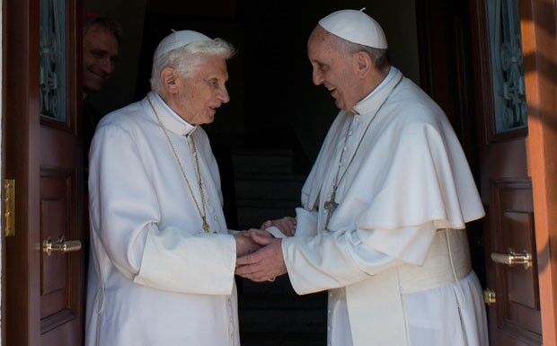 Papa Francisco recebe pessoalmente Bento XVI no Vaticano