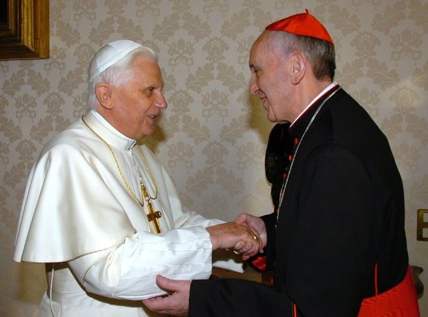 Papa Francisco se reúne com Bento XVI em Castel Gandolfo Papa Francisco se reúne com Bento XVI em Castel Gandolfo