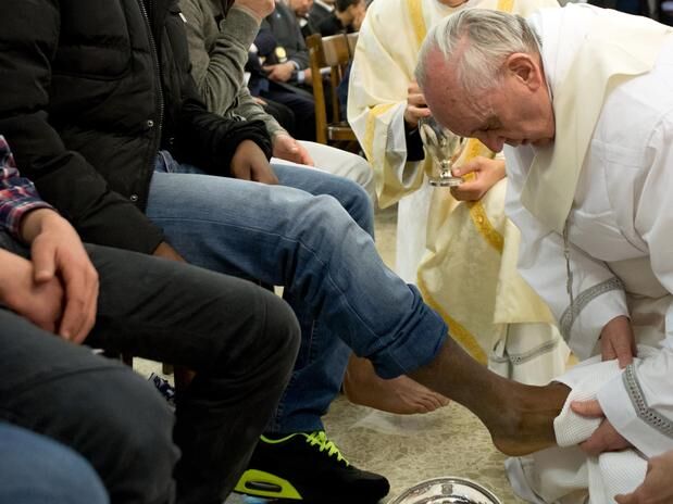 Papa lava pés de detentos em cerimônia em prisão de Roma Papa lava pés de detentos em cerimônia em prisão de Roma