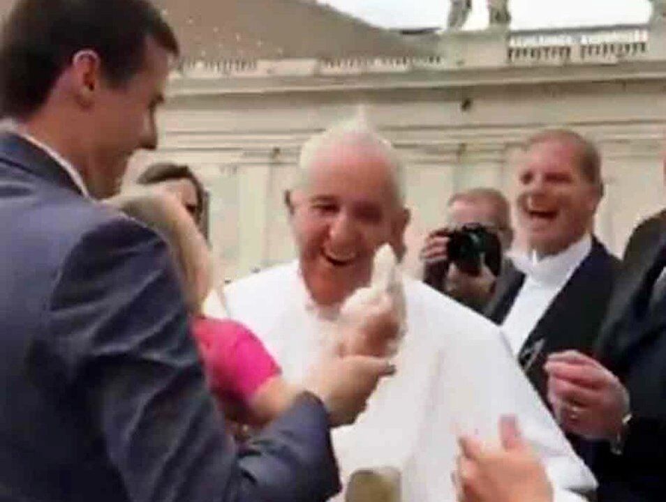 Garotinha de 3 anos tira solidéu da cabeça do papa Francisco no Vaticano Garotinha de 3 anos tira solidéu da cabeça do papa Francisco no Vaticano