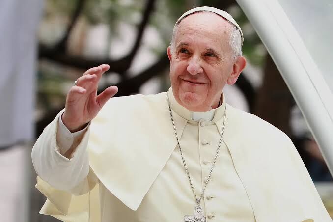 Vaticano diz que pessoas transexuais podem ser batizadas; confira documento Vaticano diz que pessoas transexuais podem ser batizadas; confira documento